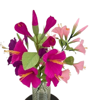 Boeket van crêpepapier met felroze en paarse hibiscusbloemen