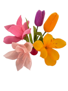Roze, paarse en oranje bloemen van crêpepapier bij elkaar