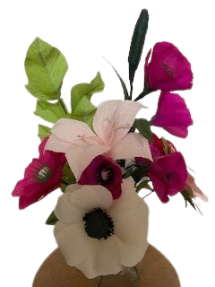 Boeket van crêpepapier met roze en witte bloemen en groen blad