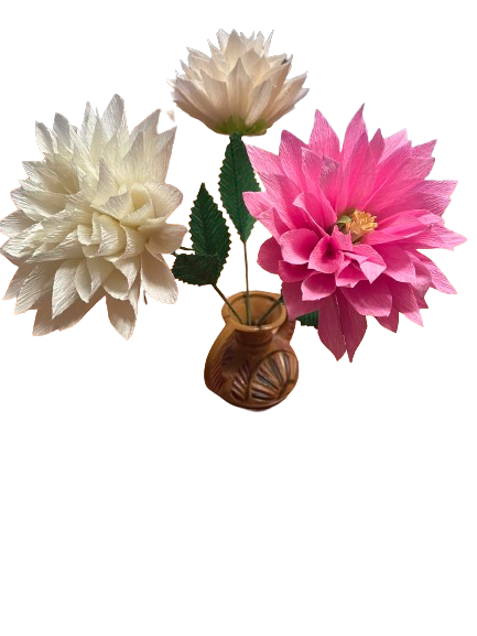Witte en roze dahlia's van crêpepapier met groen blad in een klein bruin vaasje