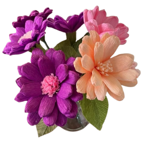 Tak met paarse en perzikkleurige cornhusk-bloemen in een glazen vaas