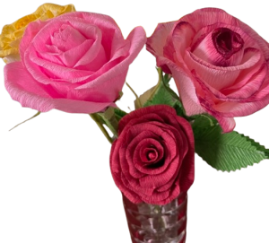 Roze en fuchsia rozen van crêpepapier in een vaasje