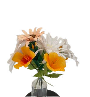 Boeket van crêpepapier met witte lelies en oranje bloemen in een glazen vaas