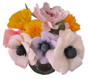 Roomwitte anemonen met zwart hart tussen gele en roze bloemen in een glazen vaas