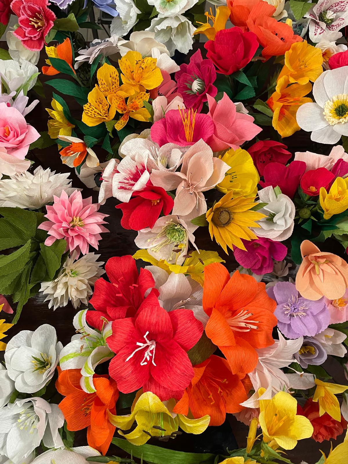 Kleurrijke collectie handgemaakte bloemen van crêpepapier