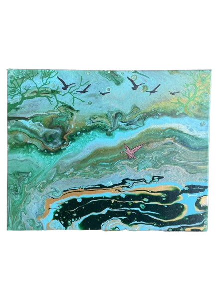 Fluid art in groen, turquoise en goud met zwarte vogels en een roze vogel
