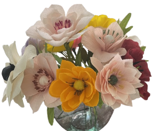 Boeket met roomwitte anemonen, gele en donkerrode bloemen in een ronde glazen vaas