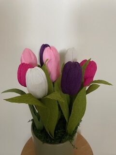 Tulpen van crêpepapier in paars, roze en wit