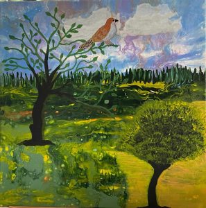 Schilderij van een groen landschap met twee bomen en een vogel op een tak onder een bewolkte lucht