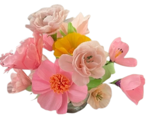 Zacht roze bloemen van crêpepapier met een gele narcis in een schaaltje