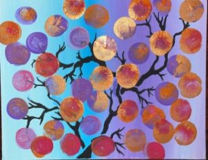 Abstract schilderij met oranje en paarse ronde bloesems langs zwarte takken op een blauwe achtergrond