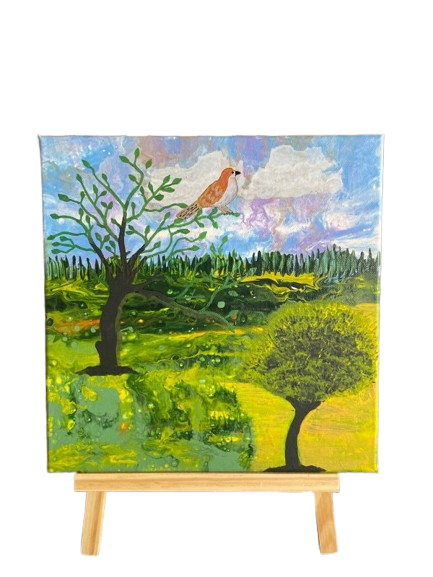 Groen landschap met twee bomen en een bruine vogel op een tak onder een wolkenlucht