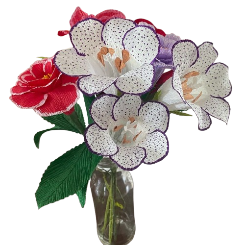 Witte gloxinia met paarse stippen van crêpepapier