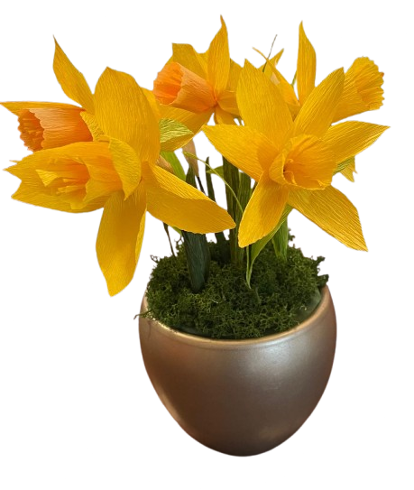 Narcissen van crêpepapier in oranje en geel in een pot