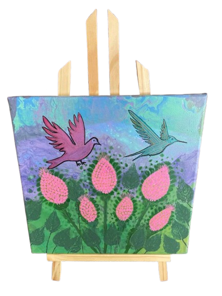 Schilderij van een roze vogel en een kolibrie boven roze bloemen met groen blad