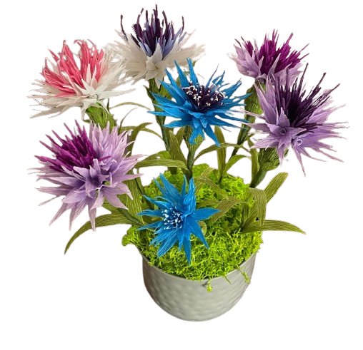 Korenbloemen van crêpepapier in paars, roze en blauw