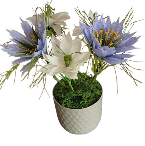 Lichtblauwe en witte bloemen van crêpepapier in een pot