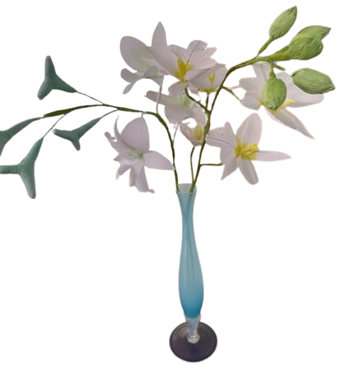 Witte orchideeëntak van crêpepapier in een lichtblauwe vaas