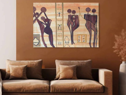 Sfeerimpressie: schilderij van Ibtisam met Afrikaanse figuren boven een bank in een warm interieur