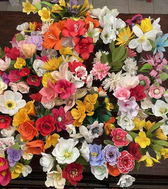 Collectie bloemen van crêpepapier in vele kleuren