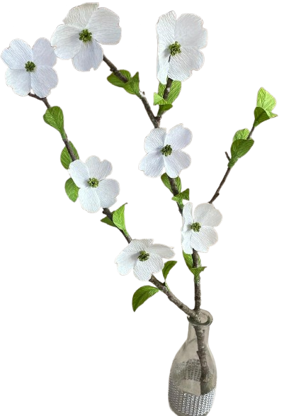 Kornoeljetak van crêpepapier met witte bloemen in een glazen vaas