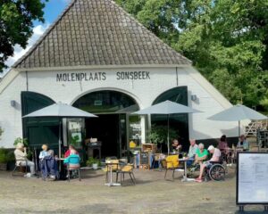 Molenplaats Sonsbeek in Arnhem met terras en bezoekers