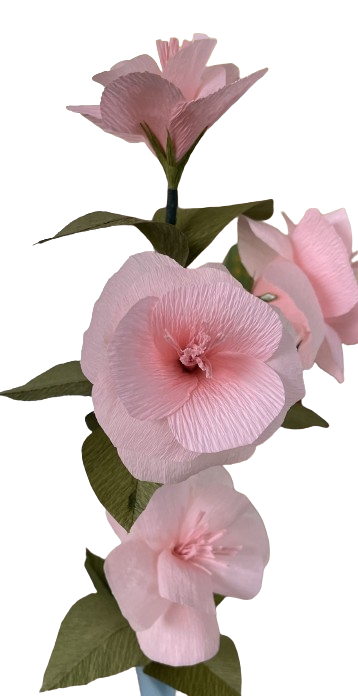 Roze hibiscusbloemen van crêpepapier aan een tak