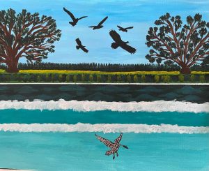 Schilderij van donkere vogels boven turquoise water met schuimende golven en bomen aan de oever