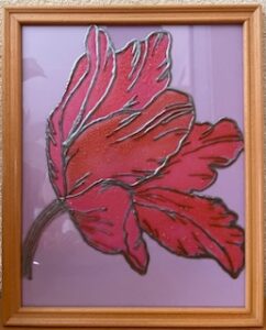 Fluid art werk met een groot rood blad met donkere contouren op een lila achtergrond in houten lijst