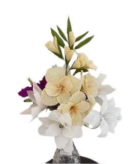 Boeket van crêpepapier met crèmekleurige en witte bloemen