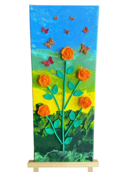 Oranje rozen en kleine vlinders in reliëf op een doek met blauwe lucht en groen landschap