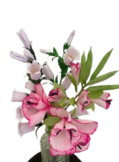 Boeket van crêpepapier met roze lelies en klokbloemen