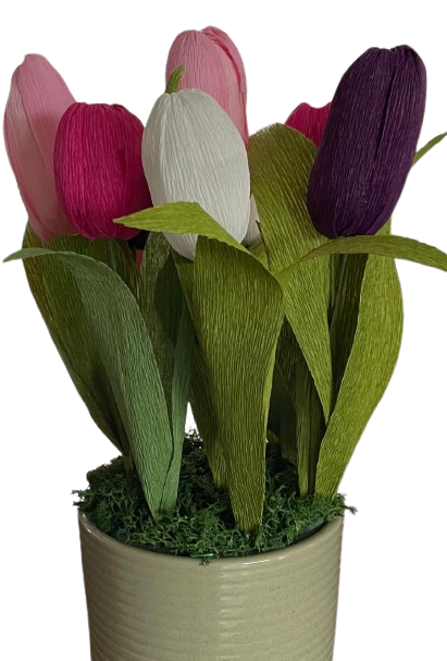 Tulpen van crêpepapier in roze, paars en wit in een pot met mos