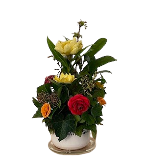Bloemstuk van crêpepapier met rode en gele bloemen in een witte pot
