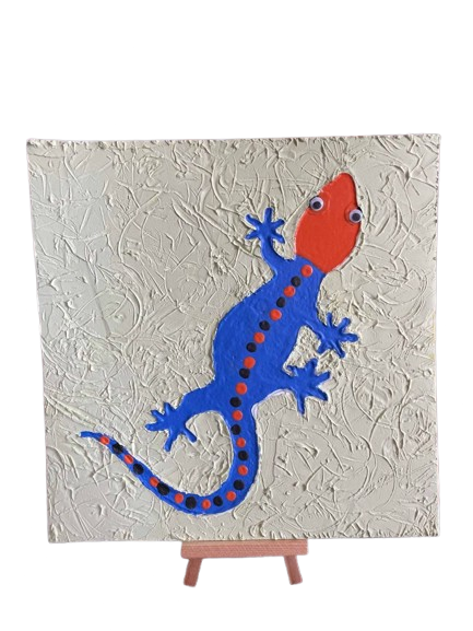 Blauwe gekko met oranje kop en gestippelde rug in reliëf op een crèmekleurig structuurdoek
