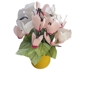 Roze en witte cyclamen van crêpepapier in een gele pot