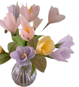 Lila, roze en gele crocussen van crêpepapier in een geribbeld glazen vaasje