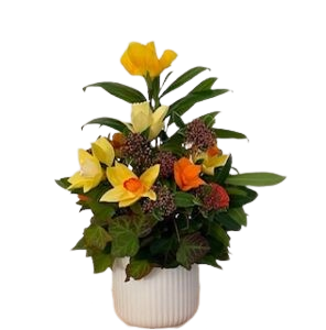 Bloemstuk van crêpepapier met gele narcissen en oranje bloemen in een geribbelde pot