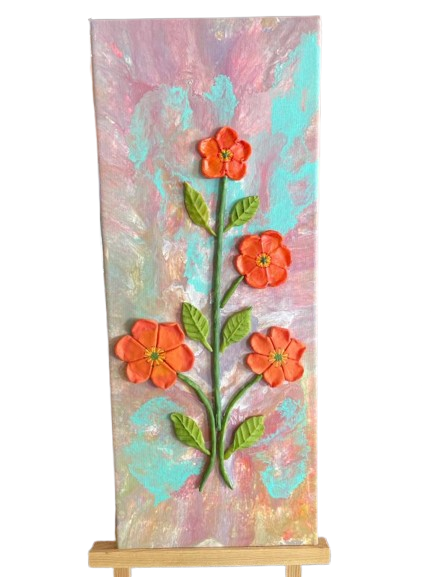 Vier oranje bloemen in reliëf op een smal doek met pastelkleurige achtergrond